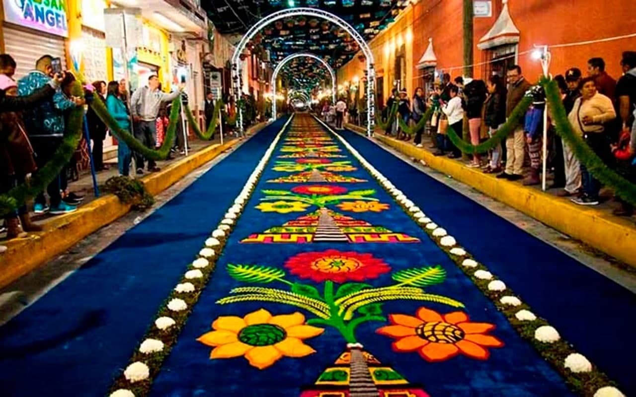 Eighteen kilometers of carpets made of sawdust and flowers